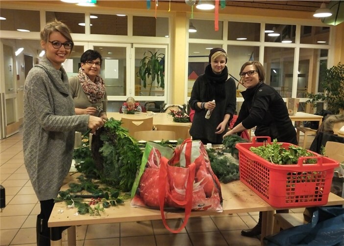 Tannengrün steht in ausreichender Menge bereit.
