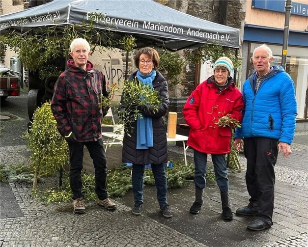 Tannengrün und Mistelzweige zugunsten des Mariendoms bietet der Förderverein an. Foto: privat