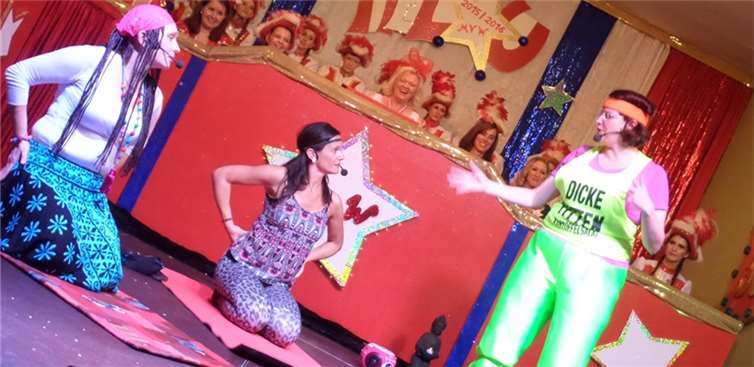 Tante Onka mit ihren Yoga-Schülerinnen.