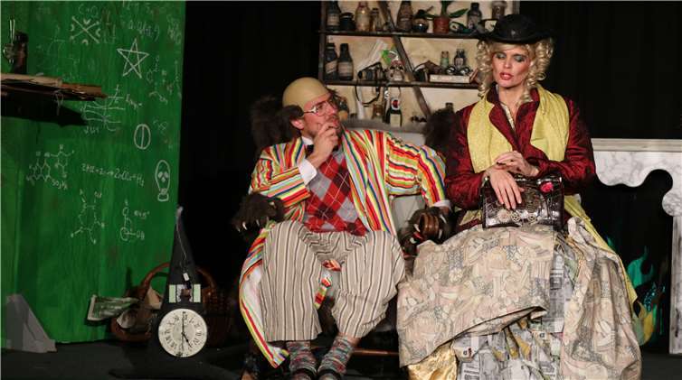 Tante Tyrannja hat ihrem NeffenBeelzebub einen Vorschlag zu machen.