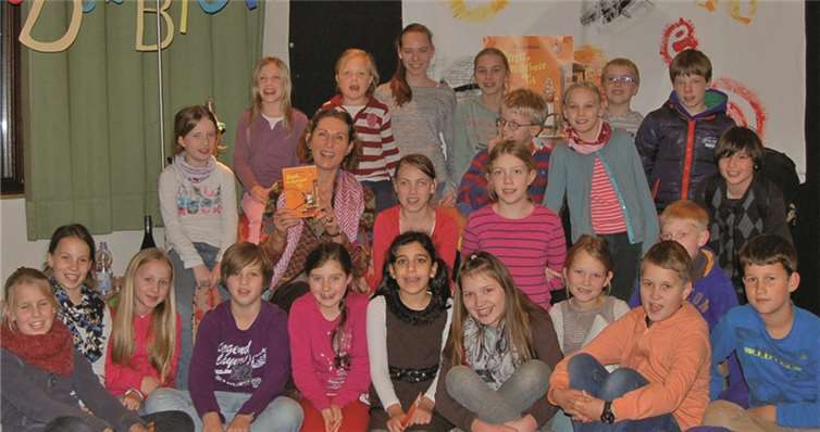 Tanya Lieske umringt von ihren Zuhörern. E. Granow