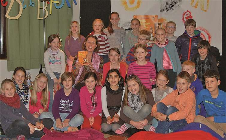 Tanya Lieske umringt von ihren Zuhörern. privat