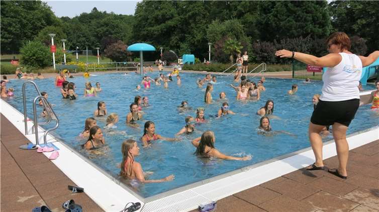 Tanz-Animation beim Schwimmbadfest.  Foto: VG Selters