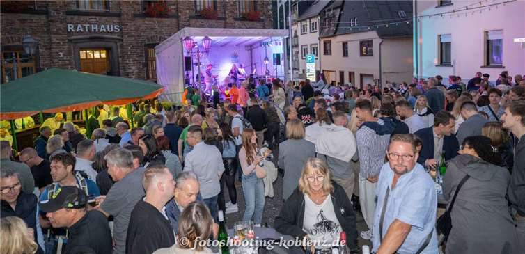Tanz, Gesang und fröhliches Miteinander prägten den Samstagabend, unter den Lichterketten auf dem Festplatz wurde bis spät in die Nacht gefeiert.