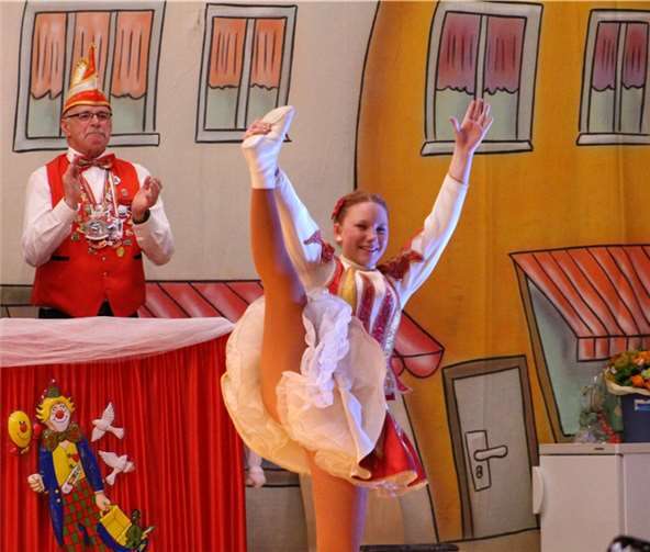 Tanz-Mariechen Franziska Noll demonstrierte Gelenkigkeit und Körperbeherrschung.