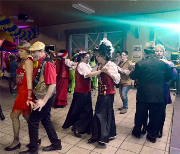 Tanz, Musik, gute Unterhaltung und super Stimmung waren angesagt beim Hausball des Funkencorps Blau Gold in der Schützenhalle.