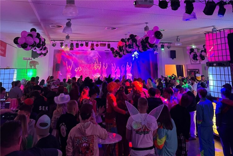 Tanz, Musik und Show: Rheinbrohler Narren feiern ausgelassen.  Foto: privat