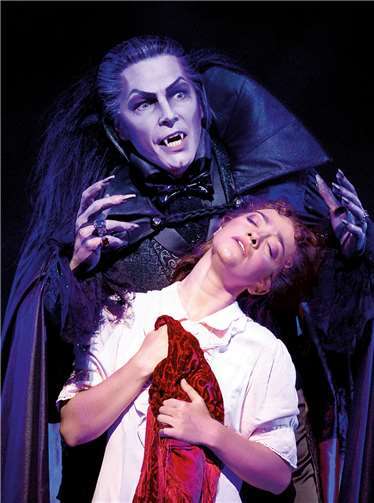 „Tanz der Vampire“ - mit Jan Ammann als Graf von Krolock und Veronica Appeddu als Sarah. Stage Entertainment