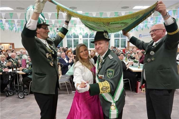 Tanz des Königspaares unter der Fahne.  Fotos: privat