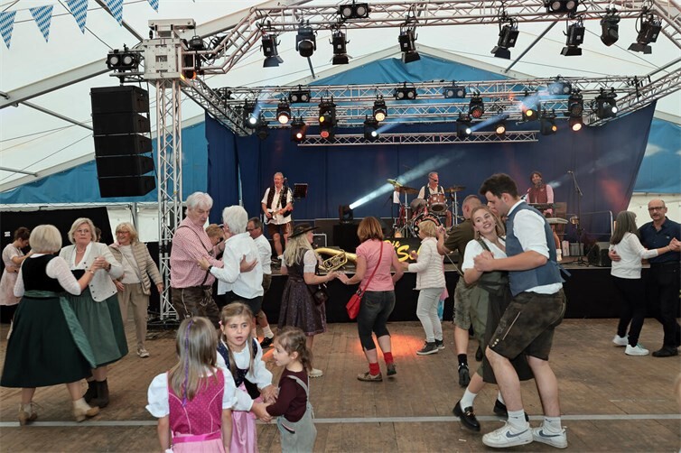 Oktoberfest und Trachtenumzug in Insul mit Musik und viel Gaudi