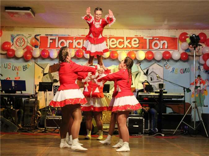 Tanz und Artistik boten die Roten Funken.