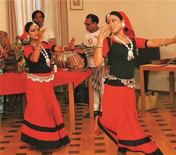 Tanz und Gesang mit der Musikgruppe „Shapla“ aus Bangladesch