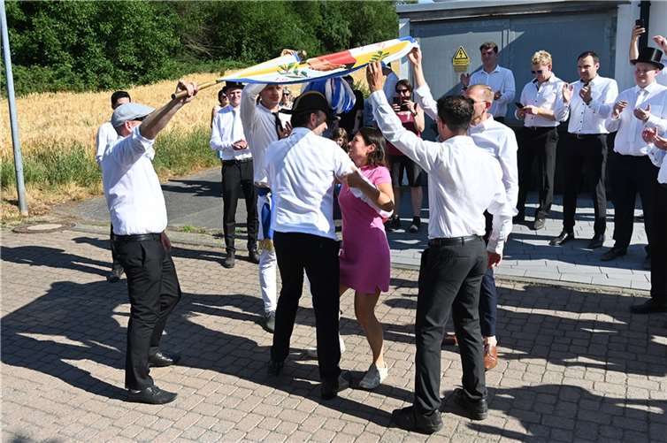 Tanz unter der Fahne.