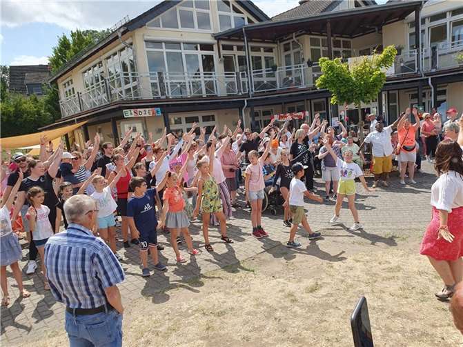Tanzaktion der Johannishöfer Mendig.  Fotos: Caritas Zentrum, Mendig/ Meike Schaab