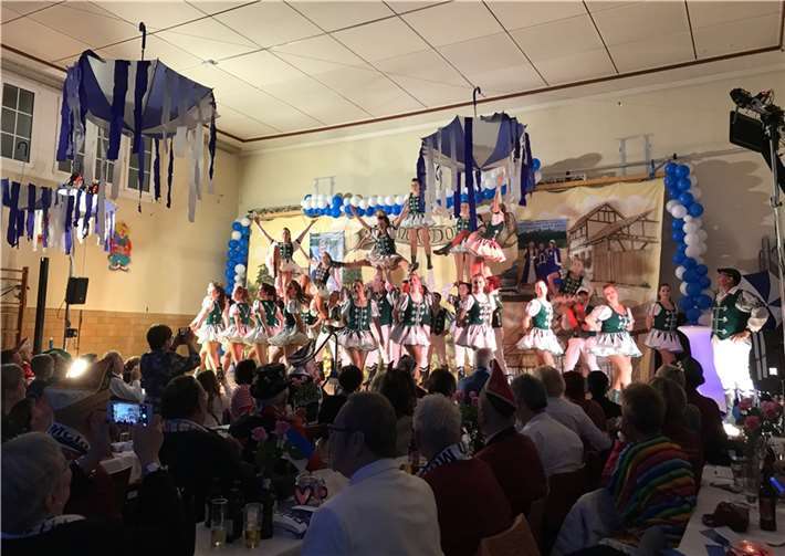 Tanzcorps „Grün-Weiße Funken vom Zippchen e.V.“ aus Kölsch-Büllesbach im Westerwald. Fotos: privat