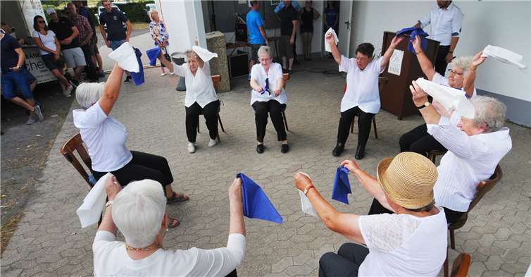 Tanzdarbietung der Seniorengymnastikgruppe.