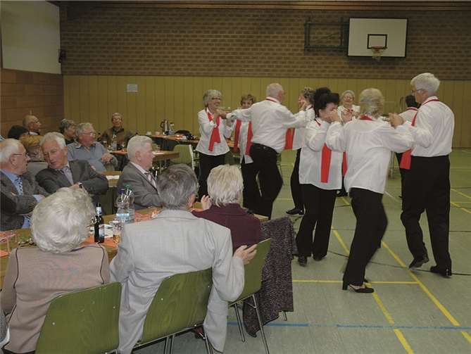 Tanzen hält fit und erfreut die Senioren.