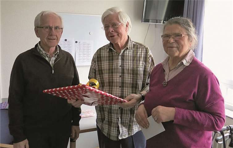 Tanzen trotz Parkinson: Das Ehepaar Scheffler-Löwenstein nimmt die TGC-Urkunde aus den Händen von Wilhelm Klauk entgegen.privat