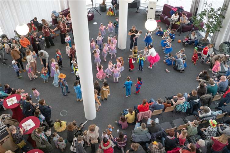 Tanzen und Toben in der Stadtbibliothek im Forum. Fotos: SCH
