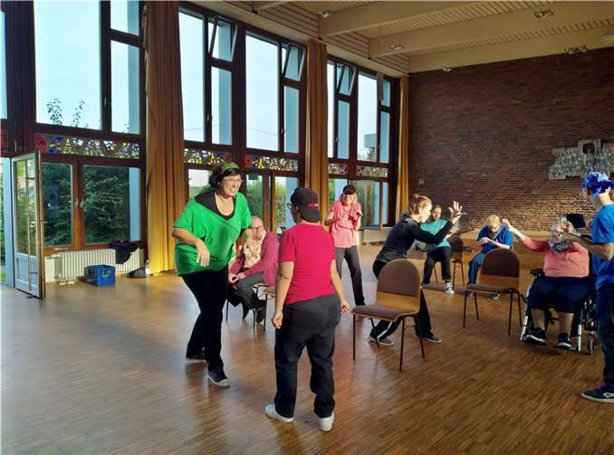 Tanzen verbindet – die Teilnehmer zeigen wie aus Verschiedenheit Normalität wird!