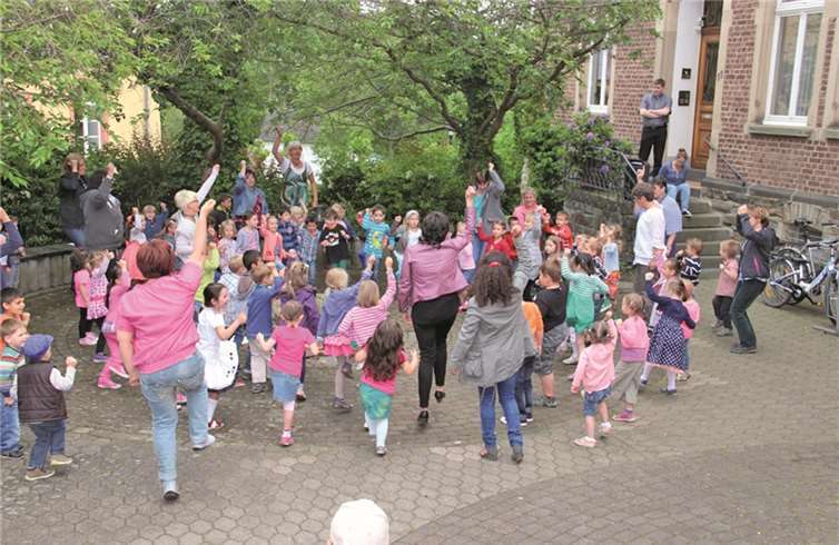 Tanzen vor Freude: Alle Beteiligten feierten den Erfolg über das schöne neue Außengelände der Kita.privat
