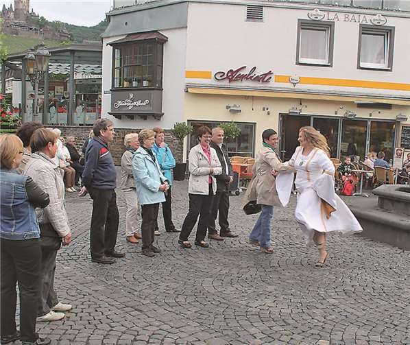 Tanzend begrüßt die Mosella ihre Besucher am Carlfritz-Nicolay-Platz.privat
