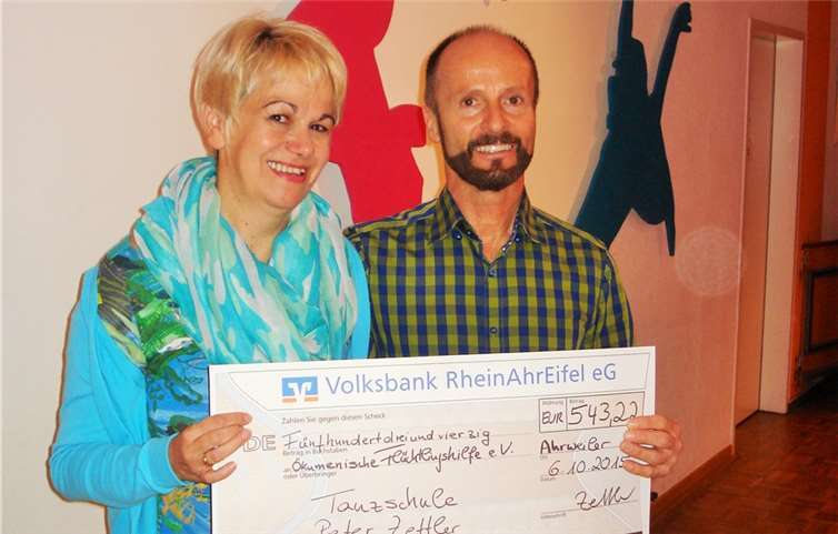 Tanzend durchs Leben können Ursel und Peter Zettler auf ihr 23-jähriges Betriebsjubiläum zurückblicken. Mit ihrer Spende unterstützt das Ehepaar die Ökumenische Flüchtlingshilfe.privat