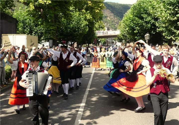 Tanzend über die Festmeile bewegten sich unter anderem die engagierten Aktiven der Volkstanzgruppe aus Bitburg.