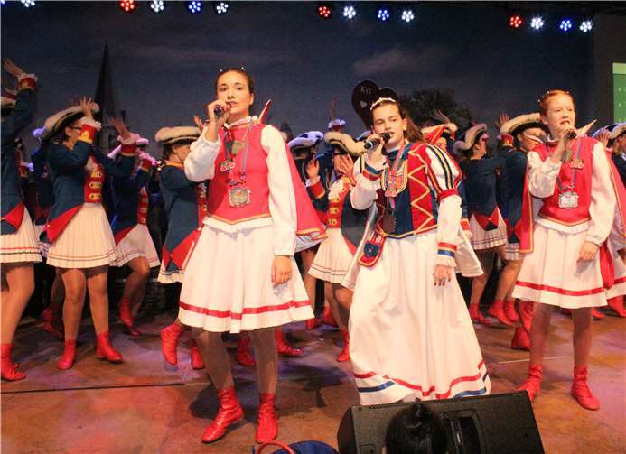 Tanzend und singend traten die drei jungen Grazie ihre Regentschaft an.