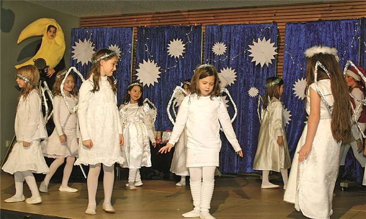 Tanzende Engelchen kündigten nach langer Wartezeit das Nahen des Heiligen Mannes an. DL