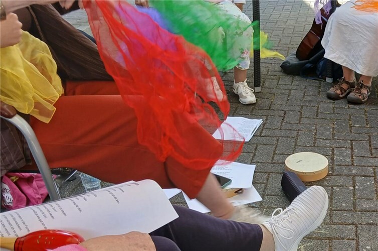 Tanzende Füsse und Tücher am musikalischen Nachmittag im Garten des AWO Seniorenzentrum Laubach