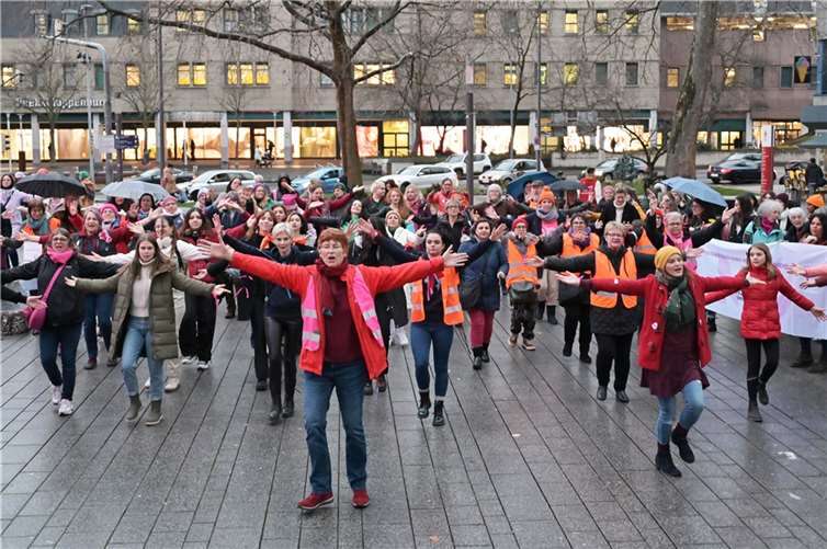 Tanzflashmob mit dem Motto „Rise for Freedom“ am Löhrrondell in Koblenz. Fotos: SCH
