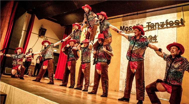 Tanzgarden, Showtanzgruppen, Solomariechen und sogar ein Männerballett war mit von der Partie. Copyright: Hobbyfotograf Marcel Ste