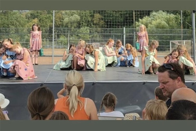 Tanzgruppe Bambini beim Auftritt Wd-& Sommernachtsfest in Lehmen