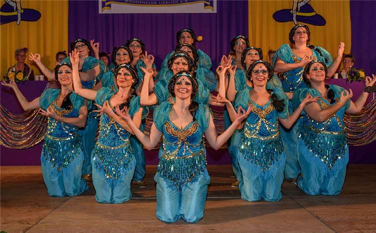 Tanzgruppe Sektflöten in zauberhaften Pfauenkostümen.privat