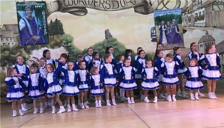 Tanzgruppen „Tanzflöhe“, „Kleine Strolche“, „Hainzelmännchen“.