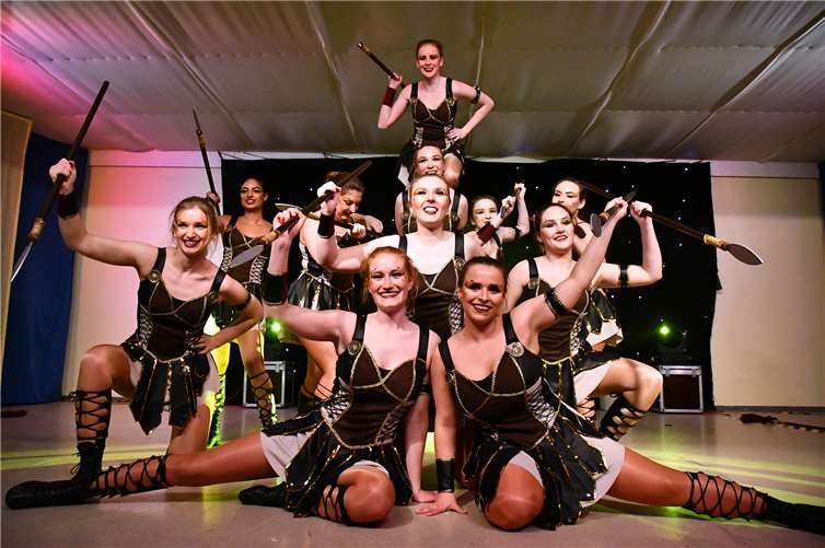 „Feiere, Danze, Karneval“ Tanzgruppen aus Sinzig und der Nachbarschaft begeisterten mit zum Teil artistischen Darbietungen wie die „Headlights“ aus Bad Breisig.