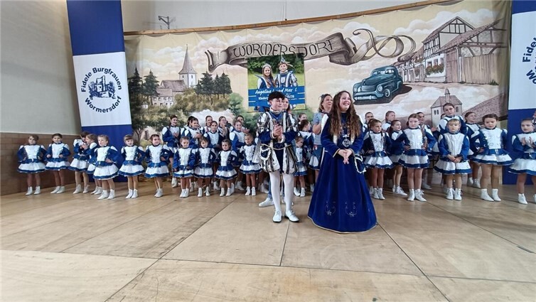 Tanzgruppen der Fidelen Burgfrauen Wormersdorf „Tanzflöhe“, „Kleine Strolche“ und die „Hainzelmännchen“ mit dem Kinderprinzenpaar Max I. und Angelina I. Fotos: privat