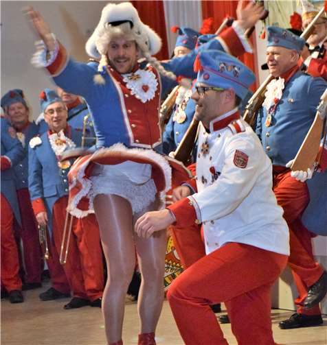 Tanzmariechen Dennis Holm mit seinem Jong Gerd Schichel.