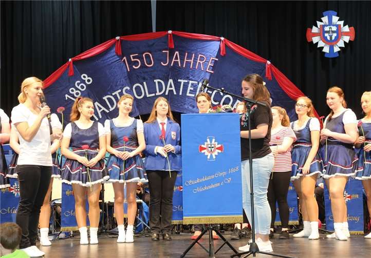 Tanzmariechen Julia Hammerschlag wurdemit roten Blumen im Spalier verabschiedet.