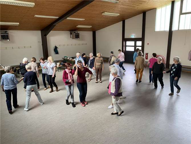 Tanznachmittag in Dedenbach.Foto: Ingrid Strohe