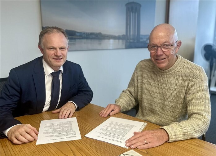 Neuwied tanzt für den guten Zweck Tanzschulinhaber Marc Daumas (rechts) hat Oberbürgermeister Jan Einig von seiner Teilnahme am Weltrekordversuch berichtet. Der OB hat daraufhin gern zugestimmt, die Rolle des Juroren und Zeugen zu übernehmen.  Foto: Stadt Neuwied / Ulf Steffenfauseweh