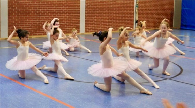 Tanzzauber in der Turnhalle.  Fotos: privat