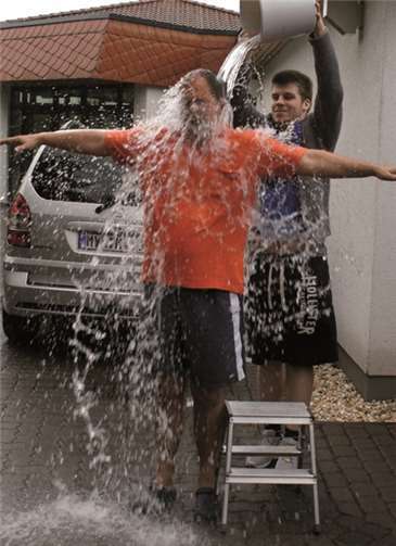 Tapfer nahm Ortsbürgermeister Seidl die Herausforderung an und ließ sich Eiswasser über den Kopf schütten. GH