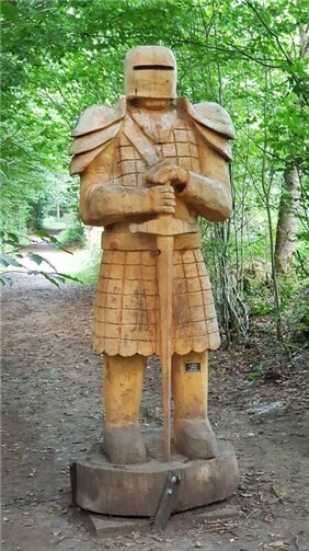 Tapfere Ritter säumen den Rundweg. Foto: Horst Hohn 