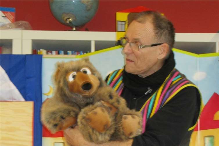 Tappsy unterstützt dem Vekehrszauberer beim schildern von Situationen.