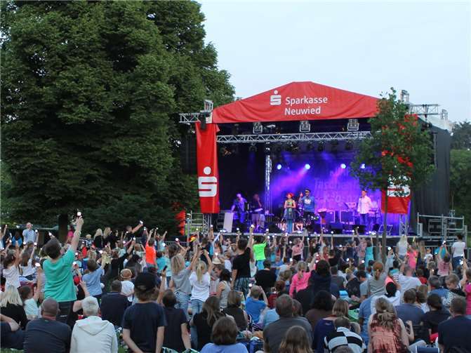 Taschenlampenkonzert mit der Band Rumpelstil.