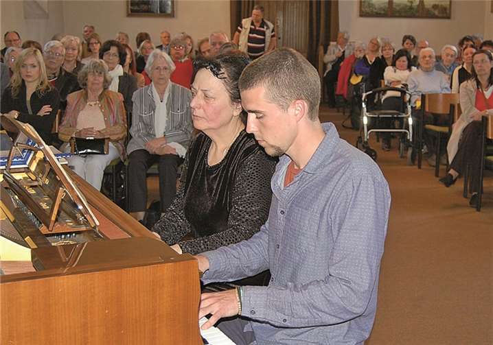 Tatjana Lagutschenkov und ihr Meisterschüler Tobia Mercer am Flügel der Christus-Kirche.