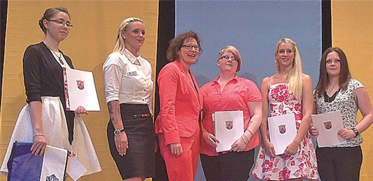 Tatjana Romes (3.v.l.), Jaqueline Schunk (2.v.l.), Dagmar Barzen (3.v.r.).  privat