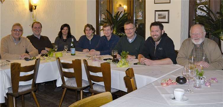 Tatkräftig begann der Vorstand der Verbandsgemeinde-SPD mit (v. r.) W. Bamberg, R. Steinebach, J. Ferber, A. Faure, K. Follmann-Muth, W. Heitmann und U. Motzko um den Vorsitzenden Bernd Schemmer (3. v. r.) seine Arbeit.